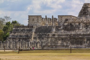 Chichen Itza, Yucatan, Meksika 'daki Savaşçılar Tapınağı, savaşçı figürleriyle oyulmuş heybetli bir Maya yapısıdır. Maya ve Toltec mimari unsurlarını birleştirir ve önde ünlü Chac Mool bulunur..