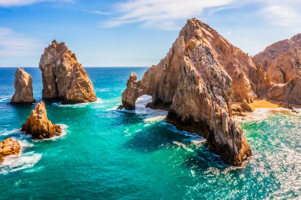 Cabo San Lucas Kemeri, Meksika 'nın Baja California Sur şehrinde, Pasifik Okyanusu ve Cortez Denizi' nin birleştiği yer. Erozyon tarafından yontulmuş, deniz aslanlarına ev sahipliği yapıyor ve fotoğraf çekmek ve tekne kullanmak için ideal bir yer..