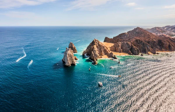 Cabo San Lucas Kemeri, Meksika 'nın Baja California Sur şehrinde, Pasifik Okyanusu ve Cortez Denizi' nin birleştiği yer. Erozyon tarafından yontulmuş, deniz aslanlarına ev sahipliği yapıyor ve fotoğraf çekmek ve tekne kullanmak için ideal bir yer..