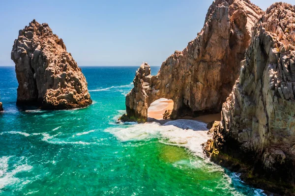 Cabo San Lucas Kemeri, Meksika 'nın Baja California Sur şehrinde, Pasifik Okyanusu ve Cortez Denizi' nin birleştiği yer. Erozyon tarafından yontulmuş, deniz aslanlarına ev sahipliği yapıyor ve fotoğraf çekmek ve tekne kullanmak için ideal bir yer..