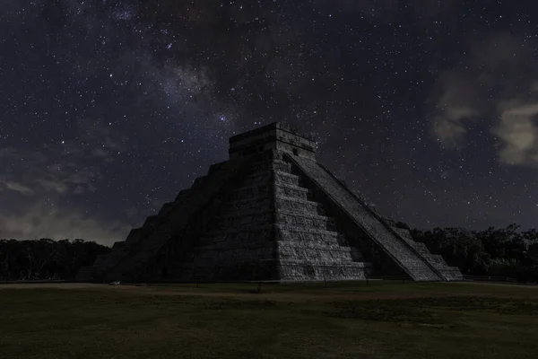 El Castillo olarak da bilinen Kukulcan Tapınağı Chichen Itza, Yucatan, Meksika 'da heybetli bir basamak piramididir. Yılın günlerini sembolize eden 365 adımla, gelişmiş Maya astronomik bilgisini yansıtıyor.