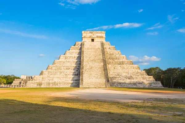 El Castillo olarak da bilinen Kukulcan Tapınağı Chichen Itza, Yucatan, Meksika 'da heybetli bir basamak piramididir. Yılın günlerini sembolize eden 365 adımla, gelişmiş Maya astronomik bilgisini yansıtıyor.