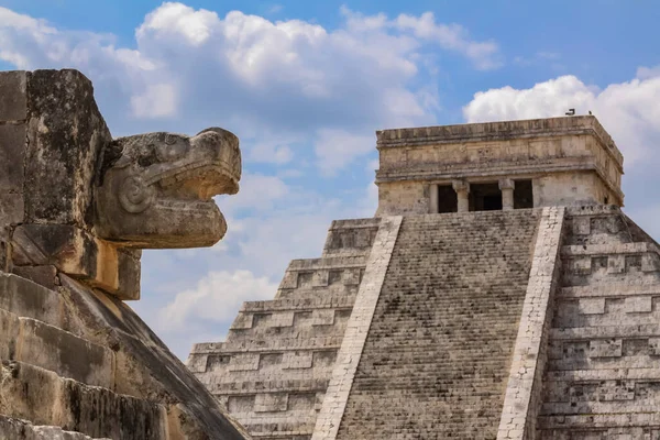 El Castillo olarak da bilinen Kukulcan Tapınağı Chichen Itza, Yucatan, Meksika 'da heybetli bir basamak piramididir. Yılın günlerini sembolize eden 365 adımla, gelişmiş Maya astronomik bilgisini yansıtıyor.