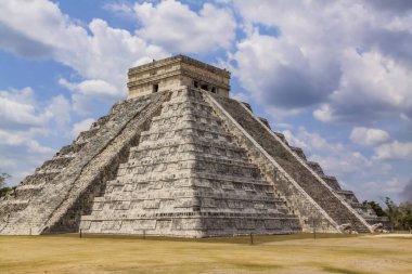 El Castillo olarak da bilinen Kukulcan Tapınağı Chichen Itza, Yucatan, Meksika 'da heybetli bir basamak piramididir. Yılın günlerini sembolize eden 365 adımla, gelişmiş Maya astronomik bilgisini yansıtıyor.