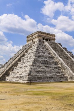 El Castillo olarak da bilinen Kukulcan Tapınağı Chichen Itza, Yucatan, Meksika 'da heybetli bir basamak piramididir. Yılın günlerini sembolize eden 365 adımla, gelişmiş Maya astronomik bilgisini yansıtıyor.