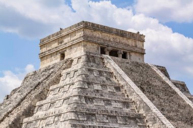 El Castillo olarak da bilinen Kukulcan Tapınağı Chichen Itza, Yucatan, Meksika 'da heybetli bir basamak piramididir. Yılın günlerini sembolize eden 365 adımla, gelişmiş Maya astronomik bilgisini yansıtıyor.