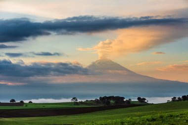 Popocatepetl Yanardağı, Meksika. Meksika 'nın aktif bir yanardağıdır. Yaklaşık 5,400 metre yüksekliğinde, Puebla, Morelos ve Meksika sınırında yer almaktadır ve koni şeklini ve sürekli duman emisyonunu göze çarpar..
