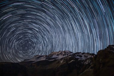 Iztaccihuatl pasif bir volkandır. Meksika 'nın en yüksek üçüncü dağıdır (5,230 metre) ve uzanan bir kadına benzeyen silueti nedeniyle Uyuyan Kadın olarak bilinir. Adı, Nahuatl kökenli, beyaz kadın anlamına gelir..