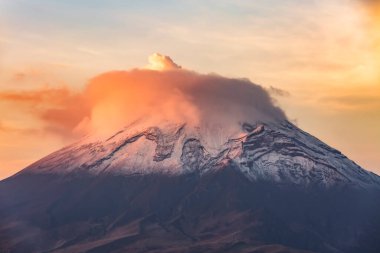 Popocatepetl Yanardağı, Meksika. Meksika 'nın aktif bir yanardağıdır. Yaklaşık 5,400 metre yüksekliğinde, Puebla, Morelos ve Meksika sınırında yer almaktadır ve koni şeklini ve sürekli duman emisyonunu göze çarpar..