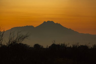 Iztaccihuatl pasif bir volkandır. Meksika 'nın en yüksek üçüncü dağıdır (5,230 metre) ve uzanan bir kadını andıran silueti nedeniyle Uyuyan Kadın olarak bilinir. Adı, Nahuatl kökenli, beyaz kadın anlamına gelir..
