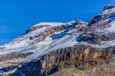Iztaccihuatl pasif bir volkandır. Meksika 'nın en yüksek üçüncü dağıdır (5,230 metre) ve uzanan bir kadını andıran silueti nedeniyle Uyuyan Kadın olarak bilinir. Adı, Nahuatl kökenli, beyaz kadın anlamına gelir..