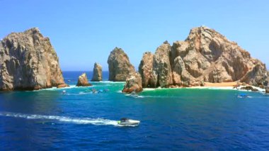 Cabo San Lucas Arch, Meksika 'nın Baja California Sur şehrinde, Pasifik Okyanusu ve Cortez Denizi' nin birleştiği yer. Erozyon tarafından yontulmuştur. Deniz aslanlarına ev sahipliği yapar. Fotoğraf, tekne ve vahşi yaşam için ideal bir yerdir..