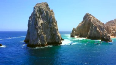 Cabo San Lucas Arch, Meksika 'nın Baja California Sur şehrinde, Pasifik Okyanusu ve Cortez Denizi' nin birleştiği yer. Erozyon tarafından yontulmuştur. Deniz aslanlarına ev sahipliği yapar. Fotoğraf, tekne ve vahşi yaşam için ideal bir yerdir..