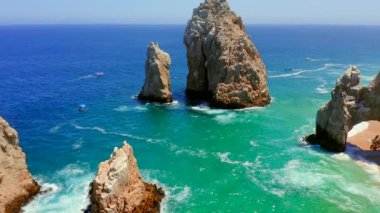 Cabo San Lucas Arch, Meksika 'nın Baja California Sur şehrinde, Pasifik Okyanusu ve Cortez Denizi' nin birleştiği yer. Erozyon tarafından yontulmuştur. Deniz aslanlarına ev sahipliği yapar. Fotoğraf, tekne ve vahşi yaşam için ideal bir yerdir..