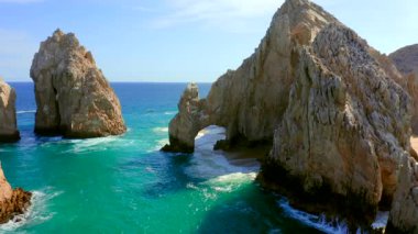 Cabo San Lucas Arch, Meksika 'nın Baja California Sur şehrinde, Pasifik Okyanusu ve Cortez Denizi' nin birleştiği yer. Erozyon tarafından yontulmuştur. Deniz aslanlarına ev sahipliği yapar. Fotoğraf, tekne ve vahşi yaşam için ideal bir yerdir..