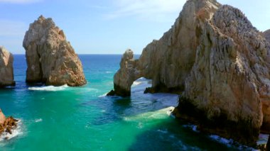 Cabo San Lucas Arch, Meksika 'nın Baja California Sur şehrinde, Pasifik Okyanusu ve Cortez Denizi' nin birleştiği yer. Erozyon tarafından yontulmuştur. Deniz aslanlarına ev sahipliği yapar. Fotoğraf, tekne ve vahşi yaşam için ideal bir yerdir..
