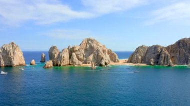 Cabo San Lucas Arch, Meksika 'nın Baja California Sur şehrinde, Pasifik Okyanusu ve Cortez Denizi' nin birleştiği yer. Erozyon tarafından yontulmuştur. Deniz aslanlarına ev sahipliği yapar. Fotoğraf, tekne ve vahşi yaşam için ideal bir yerdir..