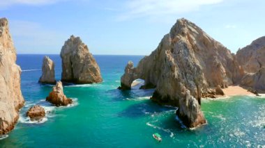 Cabo San Lucas Arch, Meksika 'nın Baja California Sur şehrinde, Pasifik Okyanusu ve Cortez Denizi' nin birleştiği yer. Erozyon tarafından yontulmuştur. Deniz aslanlarına ev sahipliği yapar. Fotoğraf, tekne ve vahşi yaşam için ideal bir yerdir..