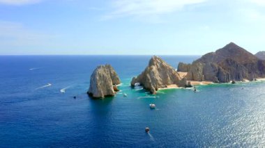Cabo San Lucas Arch, Meksika 'nın Baja California Sur şehrinde, Pasifik Okyanusu ve Cortez Denizi' nin birleştiği yer. Erozyon tarafından yontulmuştur. Deniz aslanlarına ev sahipliği yapar. Fotoğraf, tekne ve vahşi yaşam için ideal bir yerdir..