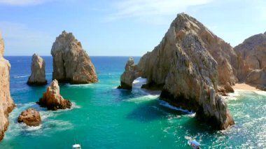 Cabo San Lucas Arch, Meksika 'nın Baja California Sur şehrinde, Pasifik Okyanusu ve Cortez Denizi' nin birleştiği yer. Erozyon tarafından yontulmuştur. Deniz aslanlarına ev sahipliği yapar. Fotoğraf, tekne ve vahşi yaşam için ideal bir yerdir..