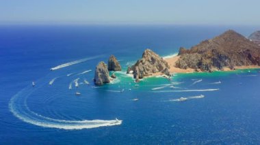 Cabo San Lucas Arch, Meksika 'nın Baja California Sur şehrinde, Pasifik Okyanusu ve Cortez Denizi' nin birleştiği yer. Erozyon tarafından yontulmuştur. Deniz aslanlarına ev sahipliği yapar. Fotoğraf, tekne ve vahşi yaşam için ideal bir yerdir..