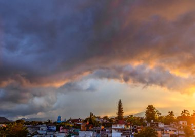 Coatepec, Veracruz 'daki Büyülü Şehir' de Muhteşem Günbatımı.