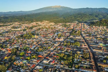 Coatepec, Veracruz, Meksika 'nın Büyülü Kasabası' nın havadan görünüşü.