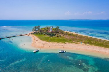 Enmedio Adası, Veracruz, Meksika. Meksika Körfezi 'nde yer alan bu bölge koruma altında, yani erişim sınırlı. Bu ada, Veracruz Resif Sistemi Ulusal Parkı 'nın bir parçası olduğu için eko-turizm için mükemmel bir yer..