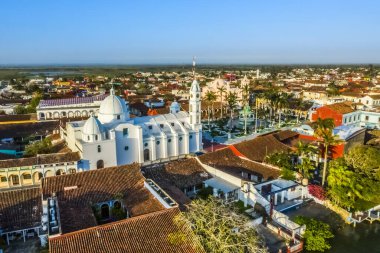 Tlacotalpan, Veracruz, Meksika 'nın havadan görünüşü. Tlacotalpan, Papaloapan Nehri tarafından çevrili ve sulanan balıkçı tekneleri ve küçük gemiler için bir nehir limanıdır..