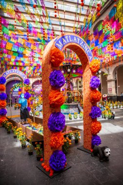 Meksika 'da Ölüler Günü' nde sunaklar, adaklar ve madalyalar. Merhumu onurlandıran unsurlardan oluşan bir derleme. İspanyol ve Katolik geleneklerini birleştirip yaşayanlarla ölülerin bir arada olduğu bir festival alanı yaratıyorlar..