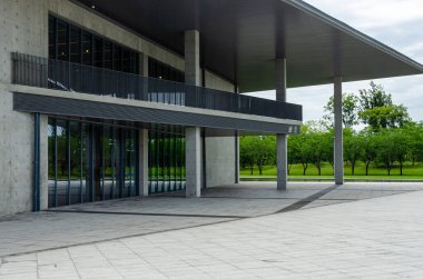 HANGZHOU, ÇİN - 06 Temmuz 2017: Modern beton girişi ve Liangzhu Sanat Merkezi 'nin sarkık çatısı. Pritzker ödüllü mimar Tadao Ando tarafından tasarlanan bina, 