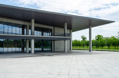 HANGZHOU, ÇİN - 06 Temmuz 2017: Asfaltlı halk meydanı ve Liangzhu Sanat Merkezi 'nin minimalist beton cephesine geniş bir perspektif. Muazzam çatı yapısı cam duvarlı iç mekanları kaplıyor..