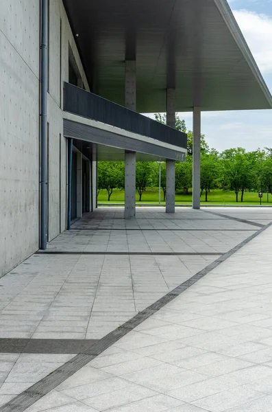 HANGZHOU, ÇİN - 06 Temmuz 2017: Hangzhou 'daki Liangzhu Sanat Merkezi' nin dış görünüşü. Fotoğraf, Tadao Ando 'nun tasarım tarzının tipik ham beton yapısı, geniş asma çatı ve asfalt kaldırımları vurgular..