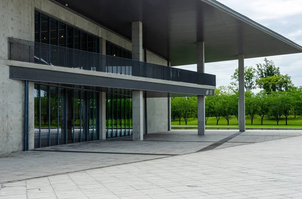 HANGZHOU, ÇİN - 06 Temmuz 2017: Modern beton girişi ve Liangzhu Sanat Merkezi 'nin sarkık çatısı. Pritzker ödüllü mimar Tadao Ando tarafından tasarlanan bina, 