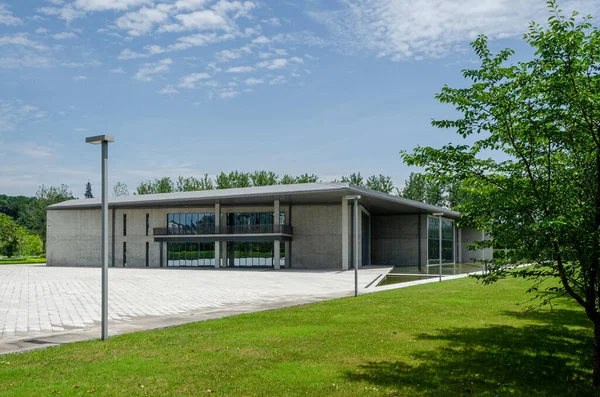 HANGZHOU, ÇİN - 06 Temmuz 2017 Çevredeki park çimlerinden Liangzhu Sanat Merkezi 'nin görüntüsü. Minimalist beton yapı, Liangzhu Kültür Köyü 'nün yeşil manzarasında huzur içinde duruyor..