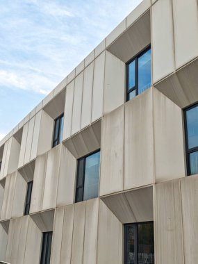 Wuhan, Hubei Eyaleti, Çin - 16 Aralık 2025: Wuhan 'daki modern mimari yapının durgun pencerelerine ve beton cephelerine bakan açılı bir perspektif.