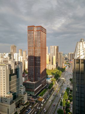 Wuhan, Hubei Eyaleti, Çin - 20 Temmuz 2016: Wuchang 'ın yoğun kentsel manzarasının yüksek açılı perspektifi.