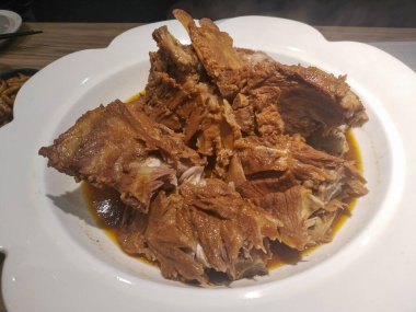 Çin 'in tuzlu ve bol soya soslu haşlanmış eti, beyaz bir tabakta ana yemek olarak sunulan yakın plan yemek perspektifi..