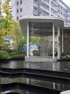 Şatafatlı su özellikleri ve zarif taş basamakları olan sakin, modern bir avlu. Görüntü, barışı, lüks tasarımı, çevresel dengeyi ve düşünceli atmosferi taşır. Yüksek kaliteli gerçek fotoğrafçılık ile Will