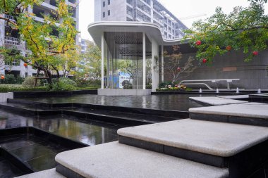 Belirgin taş basamakları olan sakin bir su özelliğini tesis ortamında yakalayan bir manzara. İmaj, toplumsal barışı, kentsel doğayı, mimari düzeni ve refahı taşır. Sığ derinlikli yüksek kaliteli gerçek fotoğrafçılık