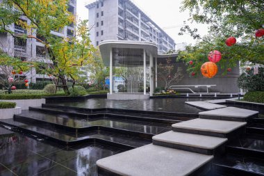 Yansıtıcı havuzu, modern taş basamakları ve mimari peyzajı olan sakin bir avlu. Görüntü, sükuneti, yapısal dengeyi, lüks yaşamı ve çevresel uyumu iletir. Yüksek kaliteli gerçek fotoğrafçılık ile Will