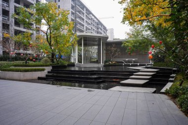 Yapılandırılmış, sessiz bir dinlenme odasında büyük ve sıcak kağıt fenerler bulunan minimalist bir iç mekan. Görüntü kültürel zarafet, rahatlama, denge ve karmaşık iç tasarım içeriyor. Yüksek kalitede gerçek fotoğrafçılık ve sığ fi derinliği