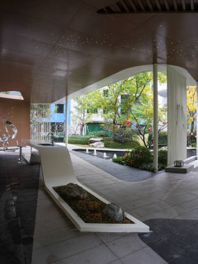 Modern yapısal elementlerin manzarası güzel peyzajlanmış zen bahçesi alanına. Görüntü mimari çerçeve, doğa bütünleşmesi, tefekkür ve huzuru iletir. Sığ alan derinliğine sahip yüksek kaliteli gerçek fotoğrafçılık.