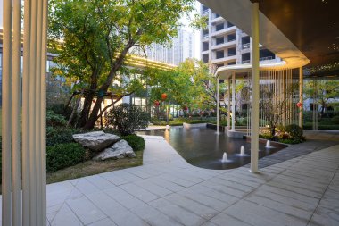 Mimari sütunlardan su elementleri ve taş yolları olan yemyeşil bir bahçeye bir manzara. Görüntü sükuneti, doğal güzelliği, mimari tasarımı ve bütünsel yaşamı aktarır. Sığ alan derinliğine sahip yüksek kaliteli gerçek fotoğrafçılık.