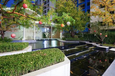 Akşamları dekoratif fenerlerle vurgulanan mimari ve bahçeyi yansıtan sakin bir havuz. Görüntü tefekkür, kültür zarafeti, barış ve üst düzey tasarım içeriyor. Sığ alan derinliğine sahip yüksek kaliteli gerçek fotoğrafçılık.