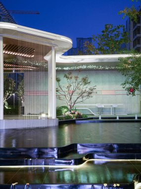 Temiz yapısal çizgilerini ve sıcak ortam aydınlatmasını vurgulayan bir bahçe pavyonunun ayrıntılı mimari görüntüsü. Görüntü karmaşıklığı, yapısal zarafeti ve akşam sükunetini yansıtıyor. Sığ alan derinliğine sahip yüksek kaliteli gerçek fotoğrafçılık.