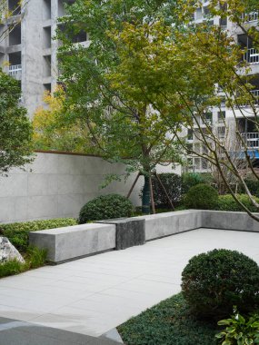 Modern mimari hassasiyeti vurgulayarak, titizlikle peyzaj yapılmış bir bahçede dolaşan temiz bir taş yolu. Görüntü sakinliği, berraklığı, meditasyon yollarını ve üst düzey dinginliği iletir. Sığ alan derinliğine sahip yüksek kaliteli gerçek fotoğrafçılık