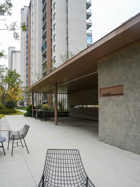 Taş duvarları ve kaliteli bir halk bahçesinde ahşap çatısı olan modern minimalist bir köşk. Görüntü modern minimalizmi ve yüksek kaliteyi yansıtıyor. Doğal ışıklandırmalı yüksek kaliteli gerçek fotoğrafçılık.