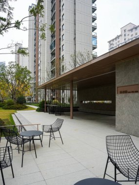 Çağdaş açık dinlenme yeri ve bahçeli bir kamu alanında açık alan. Görüntü, rahat bir yaşam ve toplum etkileşimi sağlıyor. Doğal ışıklandırmalı yüksek kaliteli gerçek fotoğrafçılık.