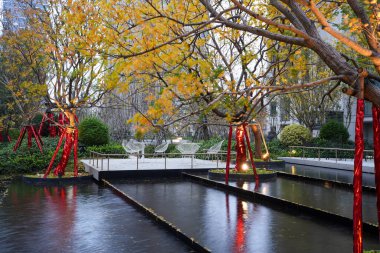 Geniş manzaralı geniş su manzarası sonbahar sarı yapraklarını ve alacakaranlıkta uzak oturma alanını yansıtıyor. Görüntü huzurlu bir ortam ve modern bir yaşam sunuyor. Doğal ışıklandırmalı yüksek kaliteli gerçek fotoğrafçılık.